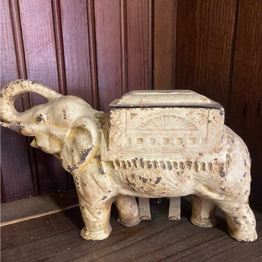 💚 Vintage white metal cigarette elephant